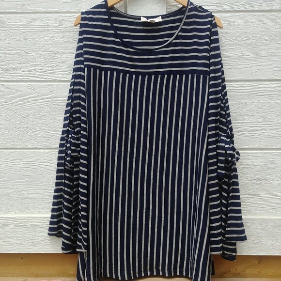 Suzanne Betro Tops - Weekend Suzanne Betro navy blue stripes open bow sleeve stretchy top blo…